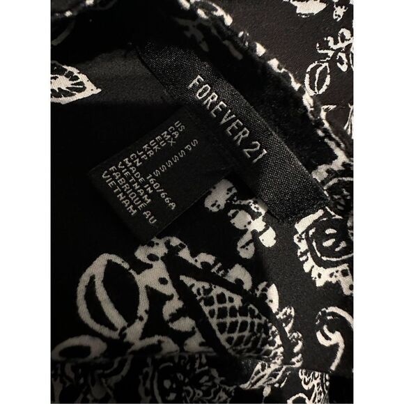 NEW WITH TAG Forever 21 Black and White Flower Print shorts, size small - Picture 3 of 3